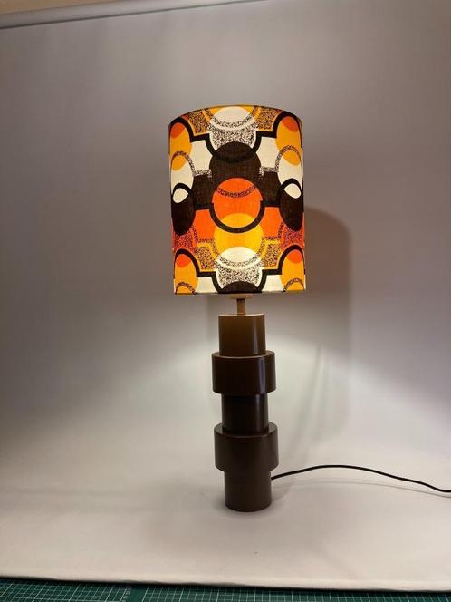 Retro tafellamp met geel, oranje en bruine cirkels, Huis en Inrichting, Lampen | Lampenkappen, Zo goed als nieuw, 50 cm of meer