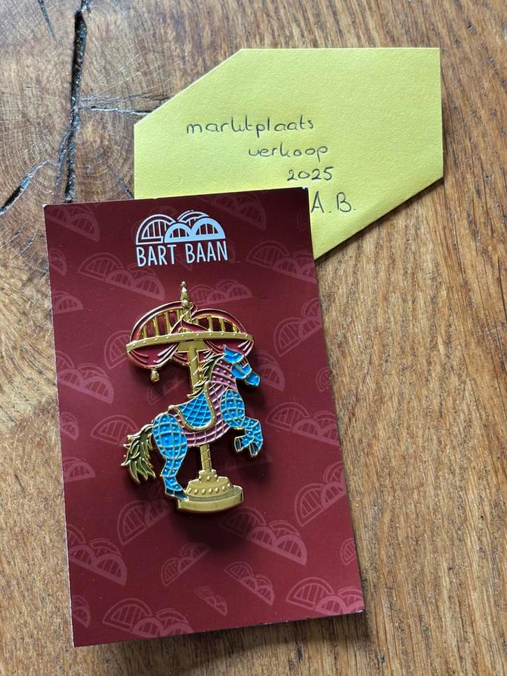 Bart Baan carroussel pin, Verzamelen, Speldjes, Pins en Buttons, Ophalen of Verzenden