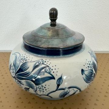 Pot met deksel uit Plateelbakkerij Zeist  1774.F  beschikbaar voor biedingen