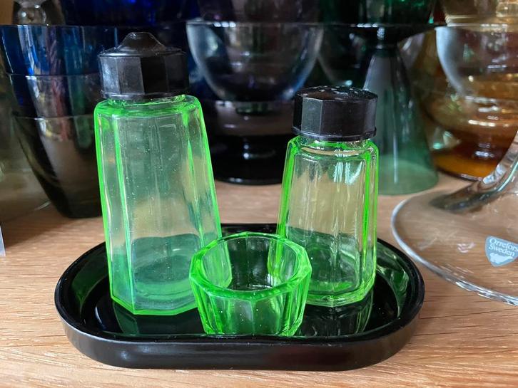 Annagroen/ Uranium Peper, Zout en Mosterd set., Antiek en Kunst, Antiek | Glas en Kristal, Ophalen of Verzenden