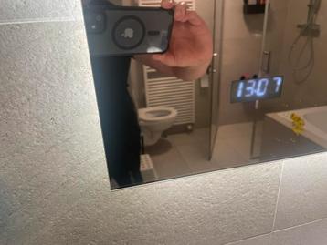 Moderne badkamerspiegel met verlichting beschikbaar voor biedingen