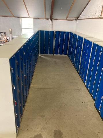 Te koop 14 stalen  locker kasten met 15 deuren per kast beschikbaar voor biedingen