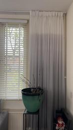 Gordijnen wit met grijs zo goed als nieuw, Huis en Inrichting, Ophalen of Verzenden, Zo goed als nieuw, Grijs, 200 cm of meer