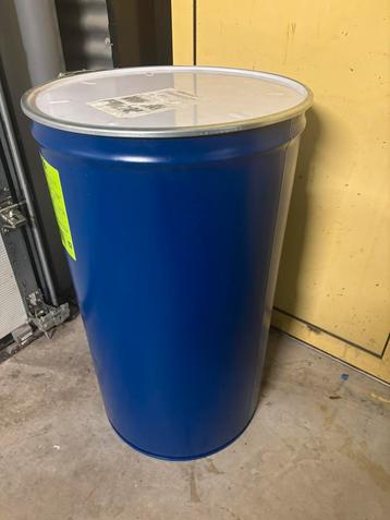 olievaten 200 liter beschikbaar voor biedingen
