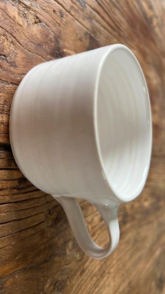 Wonky ware koffie mok, Huis en Inrichting, Keuken | Servies, Nieuw, Kop(pen) en/of Schotel(s), Effen, Porselein, Ophalen of Verzenden