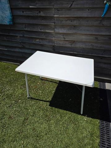 In hoogte verstelbaar/ inklapbare campingtafel beschikbaar voor biedingen