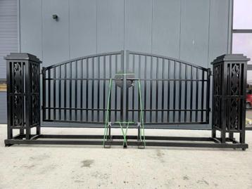 Toegangspoort met zijpilaren 600 cm totaal doorgang 465 cm‼️ beschikbaar voor biedingen