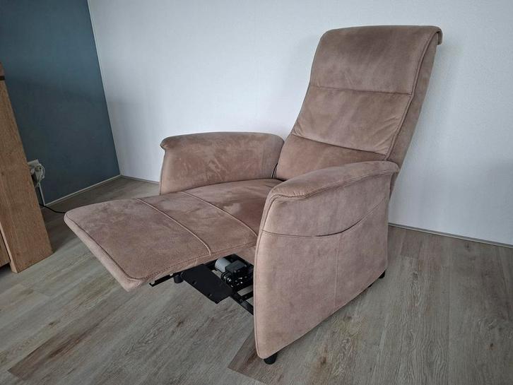 Electrisch verstelbare sta op stoel, Huis en Inrichting, Fauteuils, Zo goed als nieuw, 50 tot 75 cm, 75 tot 100 cm, Ophalen