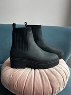 TOMS Millie Boot – Water Resistant Black Nubuck leer 36,5, Zwart, Lage of Enkellaarzen, Ophalen of Verzenden, Zo goed als nieuw