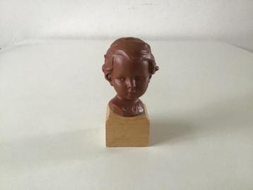 Goebel kinderkopje / kinderhoofdje op houten sokkel; H 11 cm beschikbaar voor biedingen