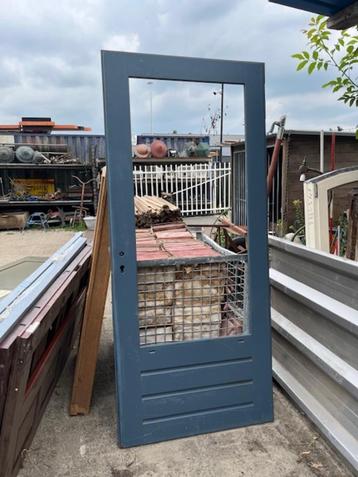 Nieuwe hardhouten achterdeur 93x211.5 cm met 3 puntsslot beschikbaar voor biedingen