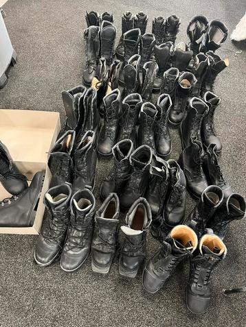 Partij militaire leger kisten schoenen en combat laarzen. beschikbaar voor biedingen