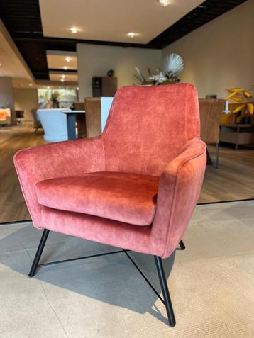 Comfortabele fauteuil in unieke roze stof beschikbaar voor biedingen