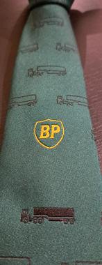 British Petroleum BP stropdas groen met vrachtwagens, Ophalen of Verzenden, Nieuw, Gebruiksvoorwerp