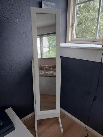 Spiegel voor tienerkamer beschikbaar voor biedingen