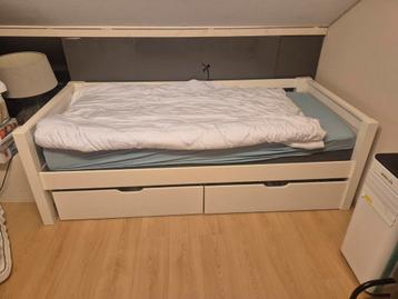 Eenpersoonsbed met lades. 200 x 90 beschikbaar voor biedingen