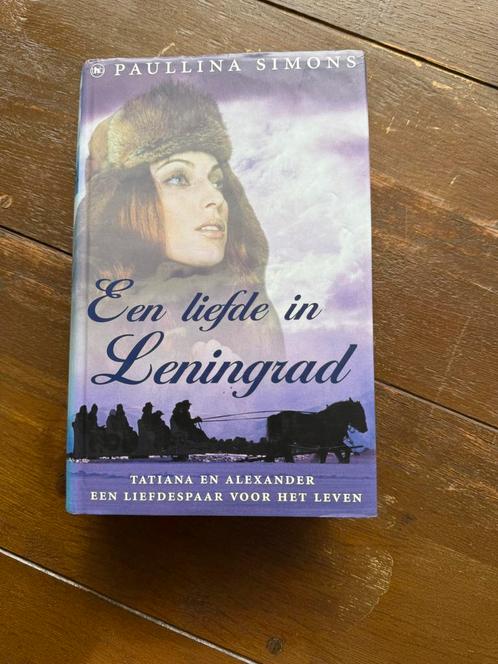 Paulina Simons - Een liefde in Leningrad, Boeken, Romans, Zo goed als nieuw, Nederland, Ophalen of Verzenden