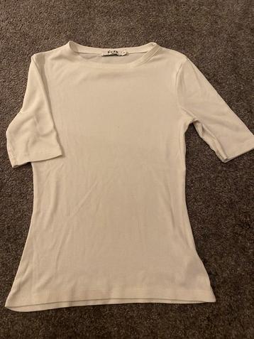 Wit shirt met langere korte mouw beschikbaar voor biedingen