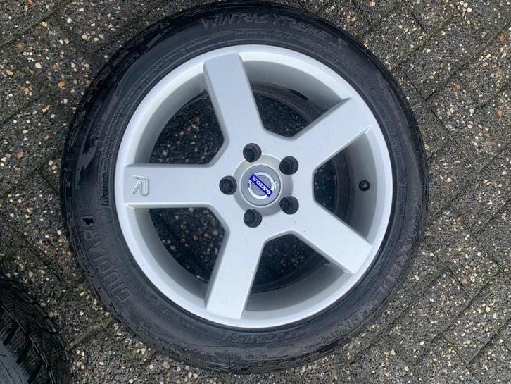 Licht metalen velgen 16 inch met winterband voor Volvo V70, Auto-onderdelen, Banden en Velgen, Banden en Velgen, Winterbanden