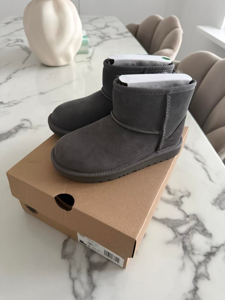 Nieuwe kinder uggs ugg classic mini boots laarzen maat 32.5, Jongen of Meisje, Nieuw, Ophalen of Verzenden, Laarzen