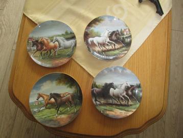4x speciale borden van porselein over paarden