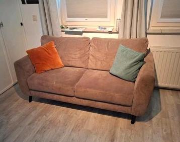 2 zits Bank van ribstof & licht bruin van kleur