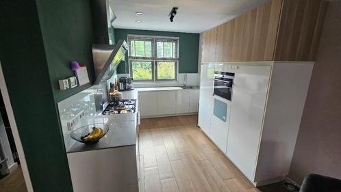 ASWA Keuken incl. Siemens/Pelgrim apparatuur, Huis en Inrichting, Keuken | Complete keukens, Gebruikt, Hoekkeuken, Wit, Composiet
