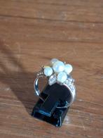 Zilveren ring met parels en strass ., Sieraden, Tassen en Uiterlijk, Ringen, Met strass, Wit, Onbekend, Ophalen of Verzenden