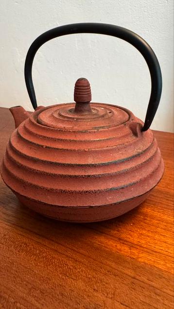Gietijzeren theepot beschikbaar voor biedingen