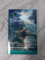 Het Luipaardspoor - Roman - Adam Armstrong, Boeken, Ophalen of Verzenden, Zo goed als nieuw