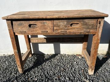 Oude, verweerde lessenaar beschikbaar voor biedingen