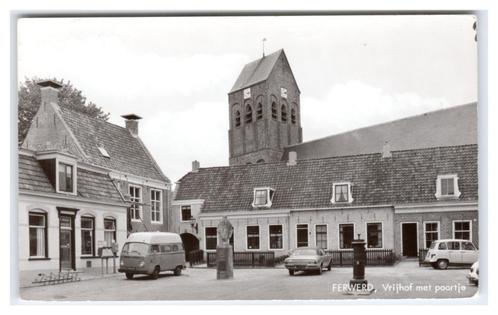 Ferwerd, Vrijhof met Poortje, Verzamelen, Ansichtkaarten | Nederland, Gelopen, Friesland, 1960 tot 1980, Verzenden