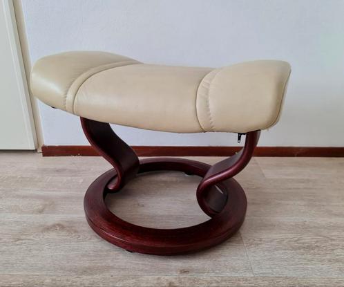 Stressless Ekornes voetenbank poef licht beige leer mooi, Huis en Inrichting, Banken | Voetenbanken en Poefen, Gebruikt, Minder dan 50 cm