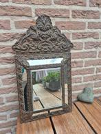 Houten spiegel met koper/blik ofzo erop, Ophalen of Verzenden, Ovaal, Minder dan 50 cm, Minder dan 100 cm