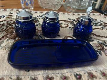Vintage Blauw Glazen Kruidenstel met Dienblad beschikbaar voor biedingen