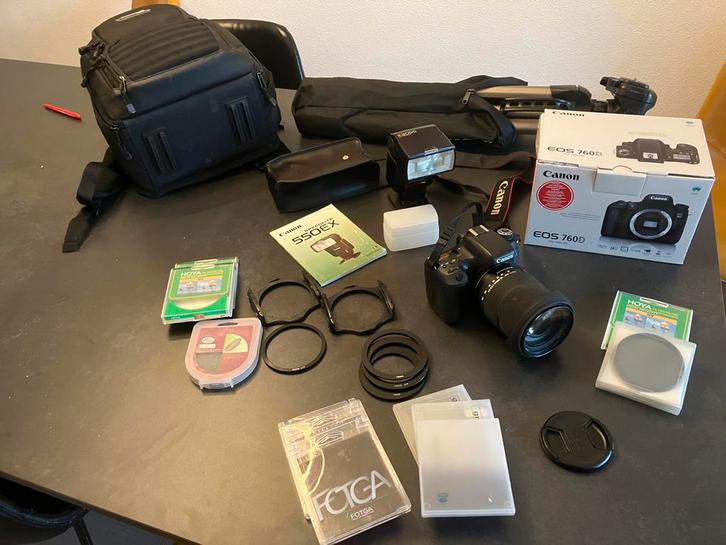 Canon EOS, lens 18-200 OS, flitser, statief, filters en tas, Audio, Tv en Foto, Fotocamera's Digitaal, Zo goed als nieuw, Spiegelreflex