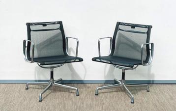 Paar van Vitra Eames Vintage armstoelen beschikbaar voor biedingen