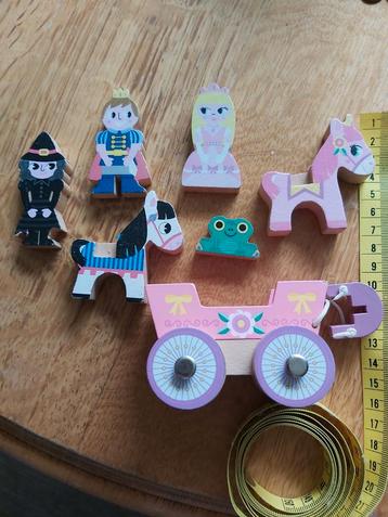 Houten poppetjes met wagen: sprookjes beschikbaar voor biedingen