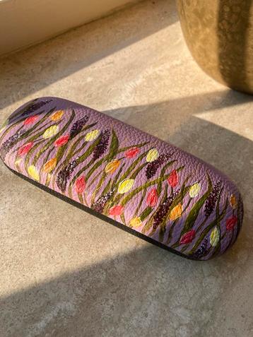Handbeschilderde brillenkoker met Botanical Purple ByJ&S beschikbaar voor biedingen