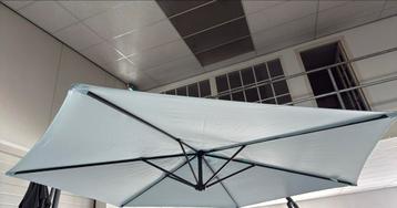 Kesser zweefparasol beschikbaar voor biedingen
