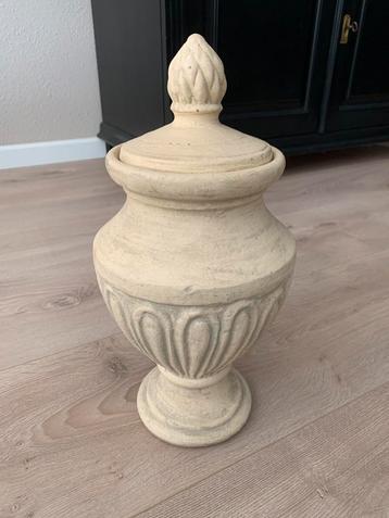Mooie cremekleurige vaas/urn beschikbaar voor biedingen