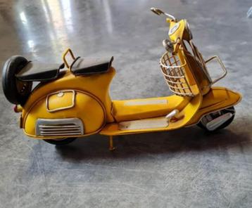 Motor scooter naar oud model op schaal beschikbaar voor biedingen