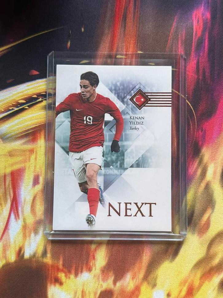 Futera unique world football 2024 Kenan Yildiz 29/62, Hobby en Vrije tijd, Verzamelkaartspellen | Overige, Nieuw, Losse kaart