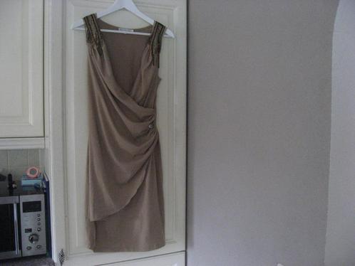 SALE mooie jurk van Glitz & Glam, mt S met vlekje, Kleding | Dames, Jurken, Gedragen, Maat 36 (S), Beige, Knielengte, Verzenden