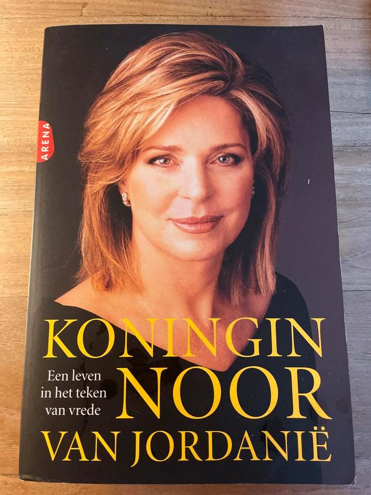 Koningin Noor van Jordanië - Biografie, Boeken, Biografieën, Zo goed als nieuw, Politiek, Ophalen of Verzenden