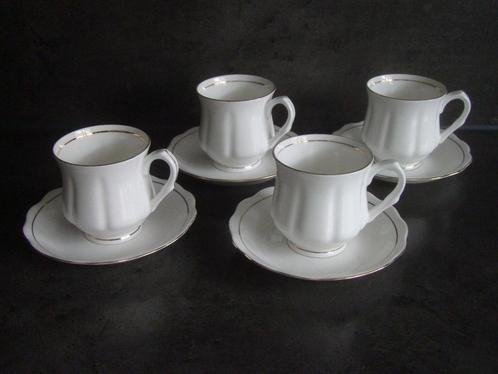 4 kop en schotels  klassiek wit met goudkleurig randje, Huis en Inrichting, Keuken | Servies, Zo goed als nieuw, Kop(pen) en/of Schotel(s)