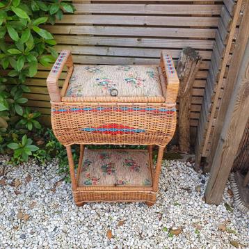 Vintage - Naaimand - Naaikist - Riet/Rotan - met Inhoud beschikbaar voor biedingen