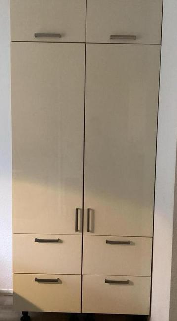 2 hoge Keukenkasten met schappen en soft close lades