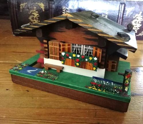 Vintage muziekdoosje chalet hout draaiend rad werkzaam, Antiek en Kunst, Curiosa en Brocante, Ophalen of Verzenden