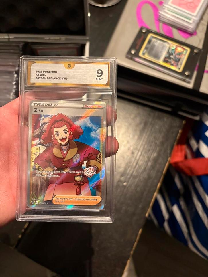 Zisu grade 9, Hobby en Vrije tijd, Verzamelkaartspellen | Pokémon, Zo goed als nieuw, Meerdere kaarten, Foil, Ophalen of Verzenden